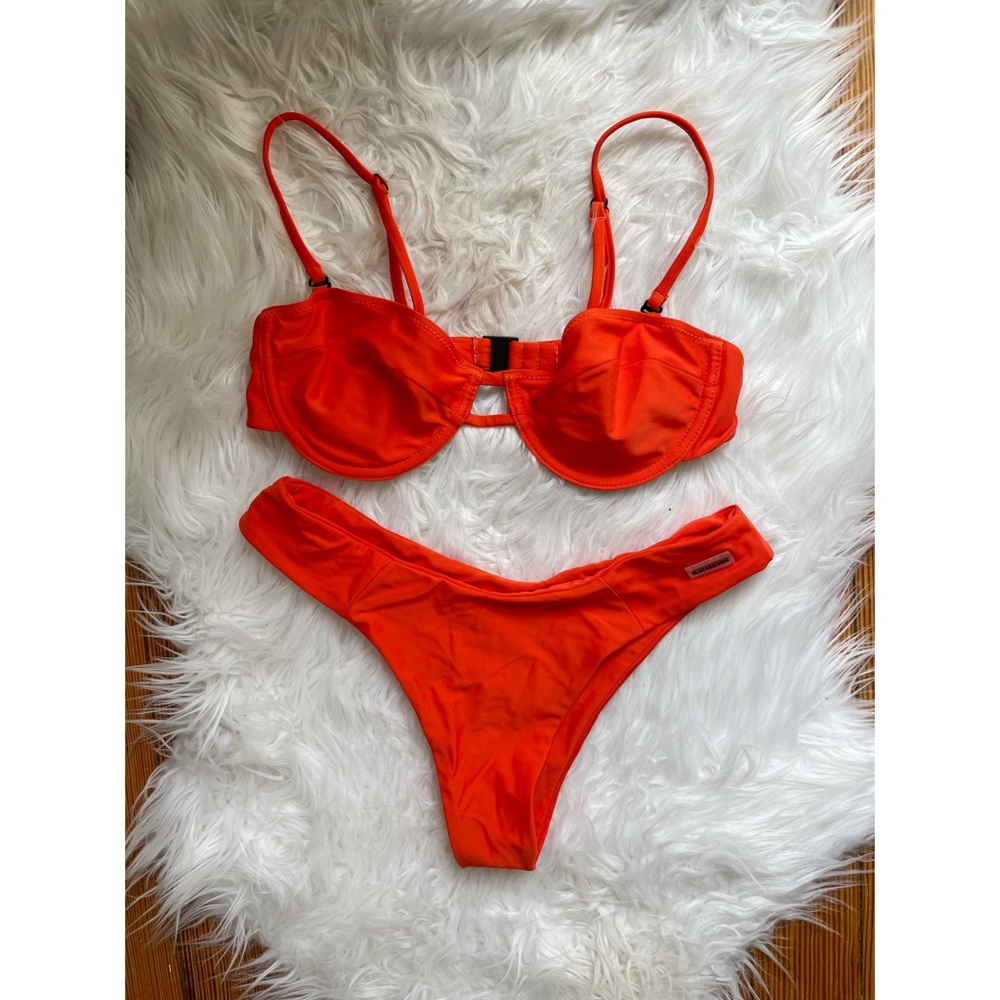 Blackbough Swimset Hot Sauce